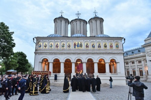 Prohodul Domnului cântat de bucureșteni la Catedrala Patriarhală Poza 294300