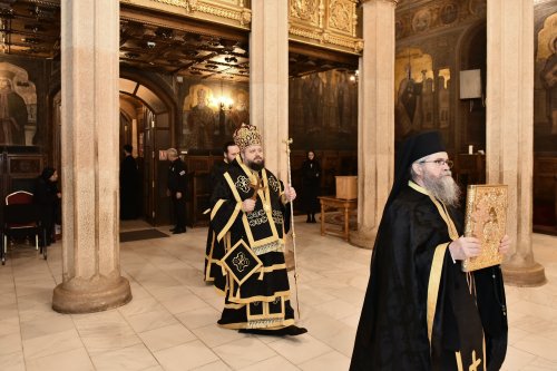 Prohodul Domnului cântat de bucureșteni la Catedrala Patriarhală Poza 294301