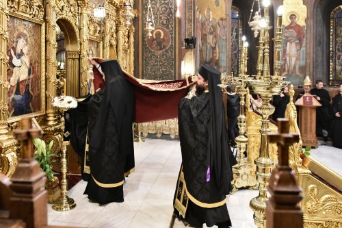 Prohodul Domnului cântat de bucureșteni la Catedrala Patriarhală Poza 294303