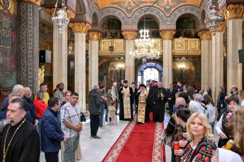 Patriarhul României a primit Sfânta Lumină de la Ierusalim Poza 294367