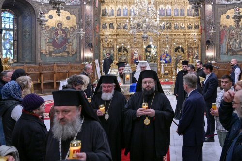 Patriarhul României a primit Sfânta Lumină de la Ierusalim Poza 294379