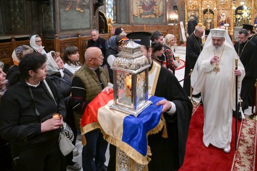 Patriarhul României a primit Sfânta Lumină de la Ierusalim Poza 294380