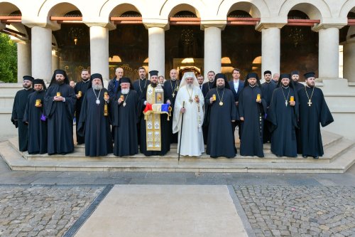 Patriarhul României a primit Sfânta Lumină de la Ierusalim Poza 294382