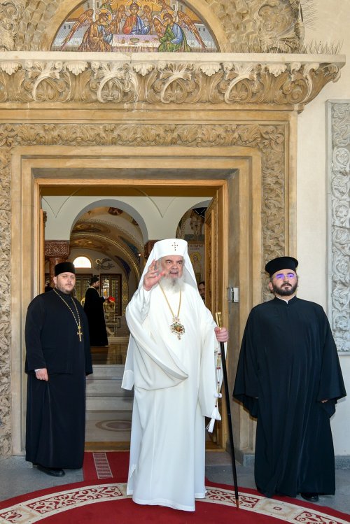 Patriarhul României a primit Sfânta Lumină de la Ierusalim Poza 294384