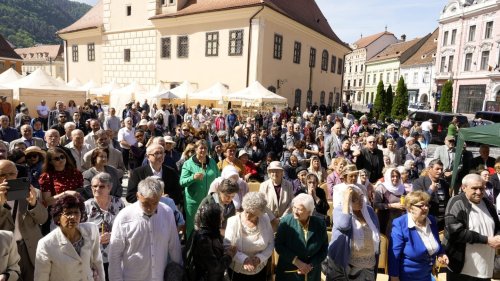 Slujiri arhiereşti în comunităţi braşovene de Sfintele Paşti Poza 294762