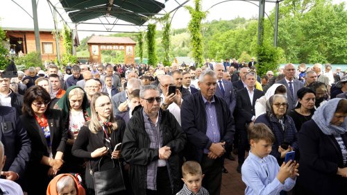 Slujiri arhiereşti în comunităţi braşovene de Sfintele Paşti Poza 294767