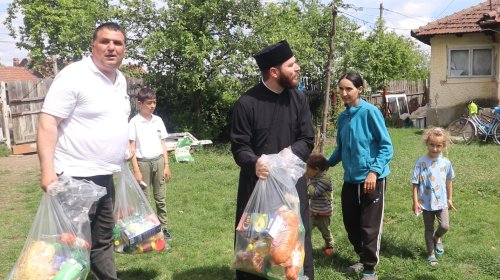 100 de familii nevoiașe din Prahova au primit daruri de Paști Poza 294927