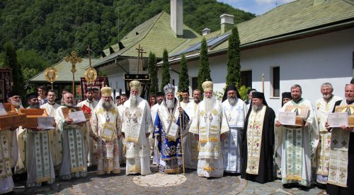 Sărbătoare luminoasă la Mănăstirea Lainici din Gorj Poza 294919