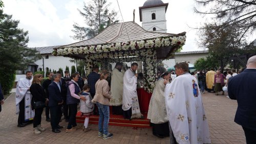 Veche icoană făcătoare de minuni adusă în Slobozia, județul Ialomița Poza 294922