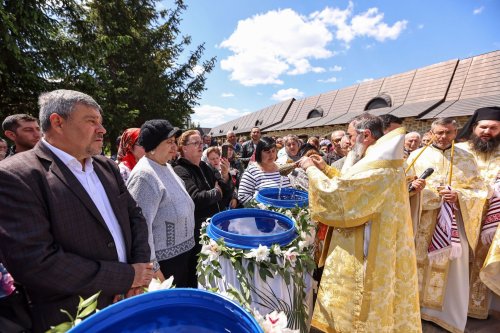 Izvorul Tămăduirii prăznuit la Mănăstirea Trotușanu Poza 295172