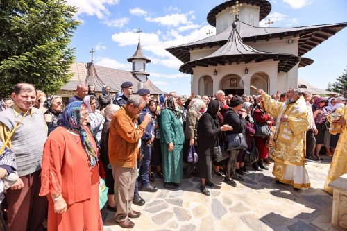 Izvorul Tămăduirii prăznuit la Mănăstirea Trotușanu Poza 295173