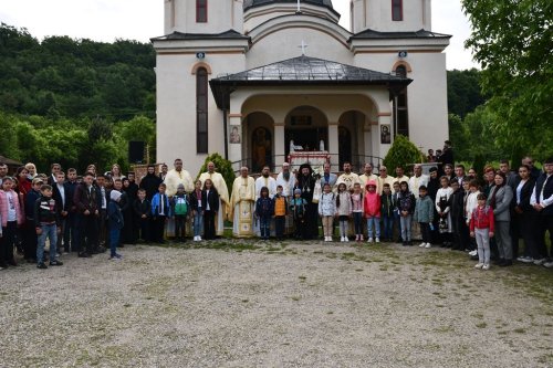 Slujire arhierească la hramul Mănăstirii Gornea Poza 295198