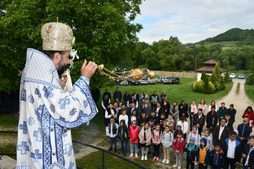 Slujire arhierească la hramul Mănăstirii Gornea Poza 295199