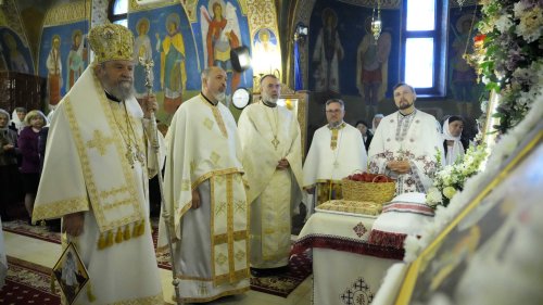 Liturghie arhierească la Biserica „Adormirea Maicii Domnului” din Brașov Poza 295203