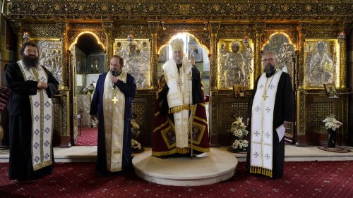 Liturghie arhierească la Biserica „Adormirea Maicii Domnului” din Brașov Poza 295209