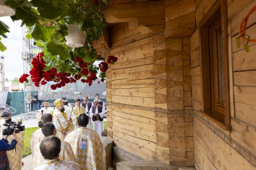 Veșmânt de har pentru o biserică maramureșeană din Capitală Poza 295270