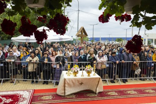 Veșmânt de har pentru o biserică maramureșeană din Capitală Poza 295281