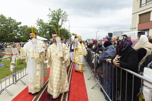 Veșmânt de har pentru o biserică maramureșeană din Capitală Poza 295284