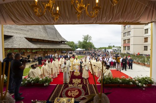 Veșmânt de har pentru o biserică maramureșeană din Capitală Poza 295289