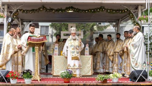 90 de ani de istorie şi continuitate la Biserica „Sfântul Gheorghe” din Bacău Poza 295568