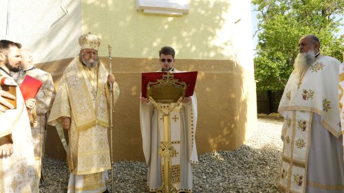 Sfinţirea lăcaşului de cult din Mândra, judeţul Sibiu Poza 296157