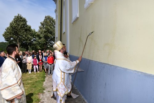 Înnoire și binecuvântare într-o comunitate din Caraș-Severin Poza 296714