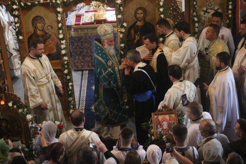 Mitropolitul Olteniei a sfințit o biserică din Târgu Jiu Poza 296701