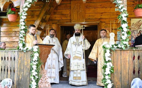 Sărbătoare la Schitul „Sfinții Împărați Constantin și Elena” de la Straja, Hunedoara Poza 296687