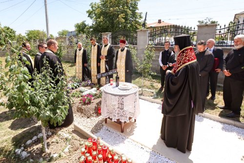 Sfinții Împărați cinstiți în parohia vrânceană Măicănești Poza 296703