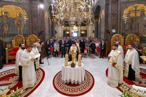 Rugăciune și comuniune a românilor de pretutindeni pe Dealul Patriarhiei Poza 296913