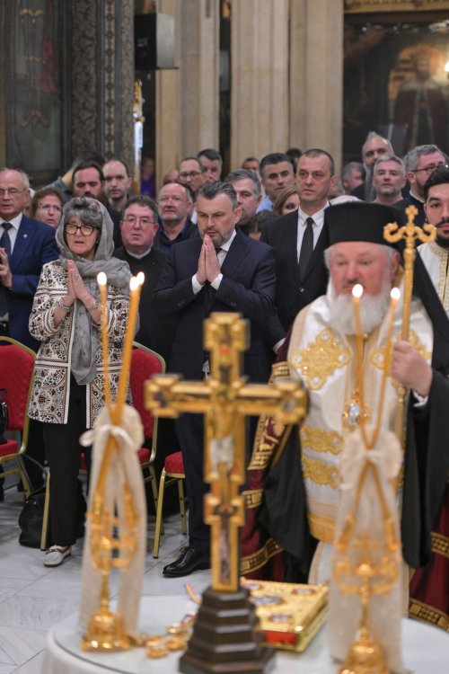 Rugăciune și comuniune a românilor de pretutindeni pe Dealul Patriarhiei Poza 296915