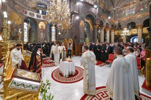 Rugăciune și comuniune a românilor de pretutindeni pe Dealul Patriarhiei Poza 296917