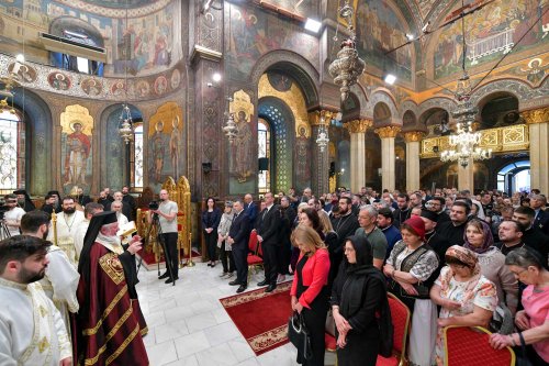 Rugăciune și comuniune a românilor de pretutindeni pe Dealul Patriarhiei Poza 296923