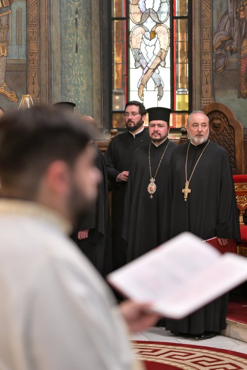 Rugăciune și comuniune a românilor de pretutindeni pe Dealul Patriarhiei Poza 296925