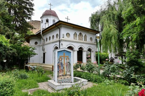 Sclipirile Luminii: Biserica „Sfinţii Împăraţi Constantin şi Elena”-Cișmigiu Poza 296840