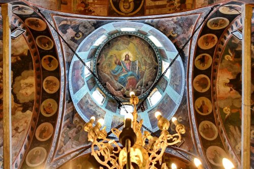 Sclipirile Luminii: Biserica „Sfinţii Împăraţi Constantin şi Elena”-Cișmigiu Poza 296842