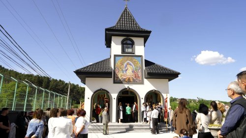 Sfințirea Bisericii „Sfânta Treime” din Peștera, județul Brașov Poza 297374