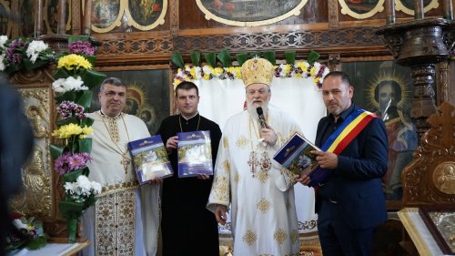 Binecuvântarea lucrărilor realizate la o parohie ialomițeană Poza 298296