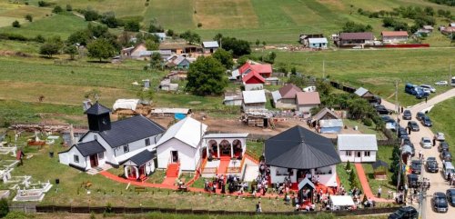 Sfinţirea unui ansamblu parohial din judeţul Bacău Poza 298217