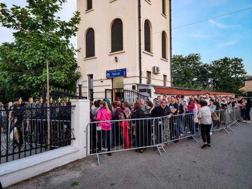 Zile de pelerinaj cu Cinstitul Brâu al Maicii Domnului în Bucureşti Poza 298410