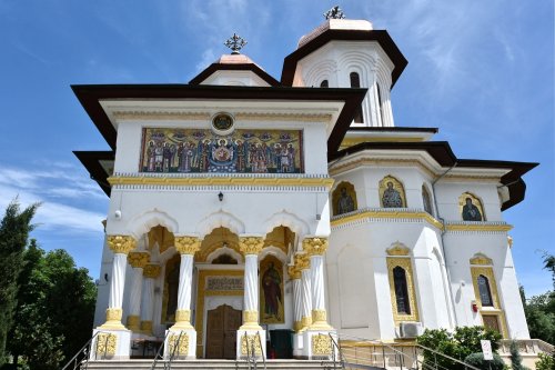 Sclipirile Luminii: Mănăstirea „Duminica Sfinţilor Români” Poza 298699