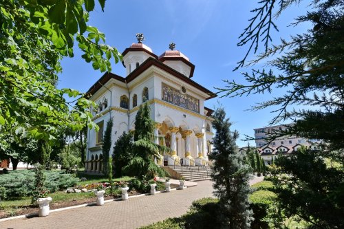 Sclipirile Luminii: Mănăstirea „Duminica Sfinţilor Români” din Bucureşti