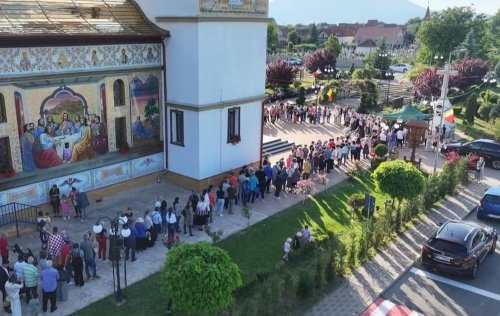 Brâul Maicii Domnului, adus spre închinare la Ghimbav, județul Brașov Poza 298784