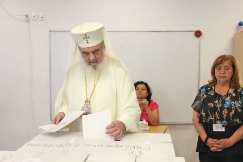 Patriarhul României a votat la alegerile locale şi europarlamentare Poza 298831