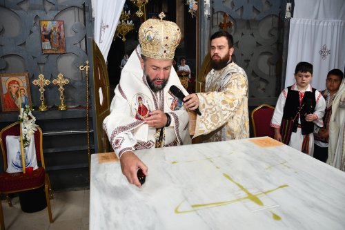 Biserica parohială de la Văliug s-a schimbat la față Poza 298918