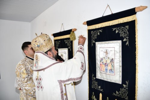 Biserica parohială de la Văliug s-a schimbat la față Poza 298919