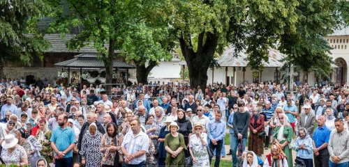 Liturghie arhierească la Mănăstirea „Sfântul Ioan cel Nou de la Suceava” Poza 298922