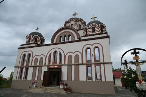 Prima Liturghie arhierească în biserica din cartierul orădean Grigorescu Poza 298976