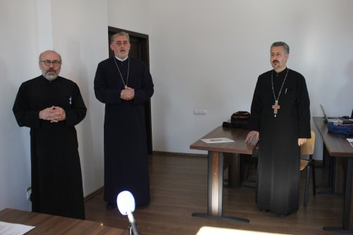 Sesiunea de comunicări „Eclesiologia ortodoxă în timp și în actualitate” la Craiova Poza 298996