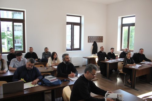 Sesiunea de comunicări „Eclesiologia ortodoxă în timp și în actualitate” la Craiova Poza 298997